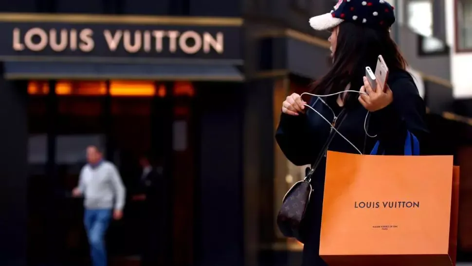 Coadă la Louis Vuitton în centrul Vienei, după redeschiderea magazinelor