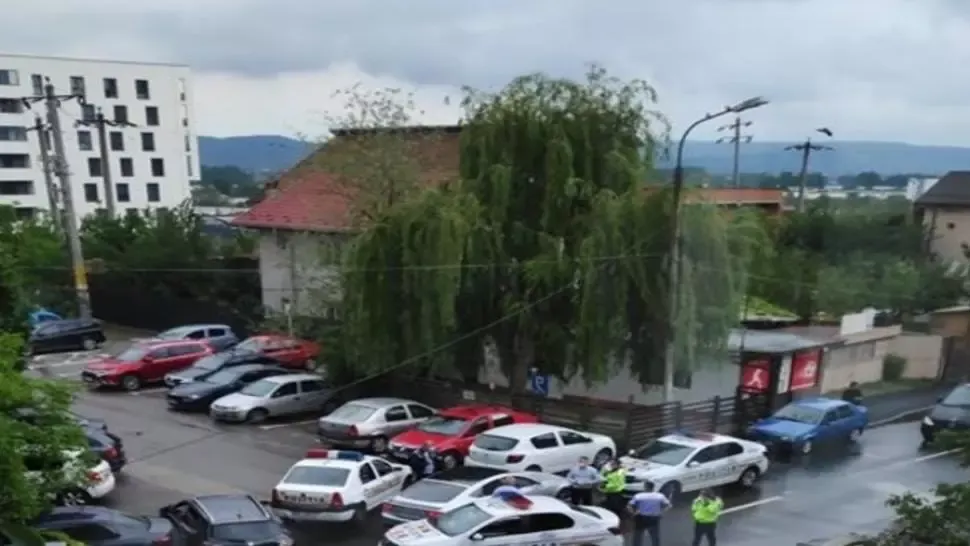 Argeș: Un șofer care avea în mașină doi condamnați urmăriți național a fugit de Poliție