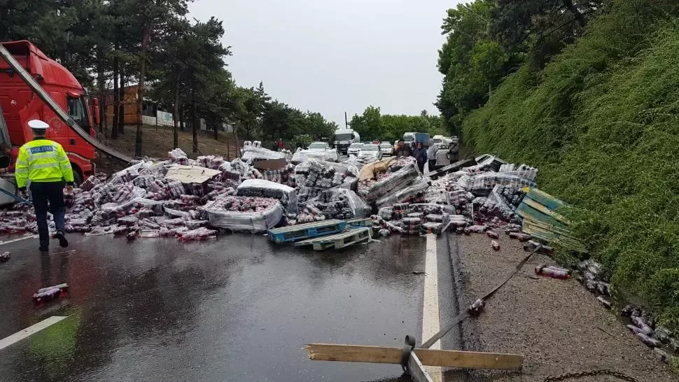   Autoutilitară răsturnată la intrare în Râmnicu Sărat. Sute de sticle de suc împrăștiate pe carosabil