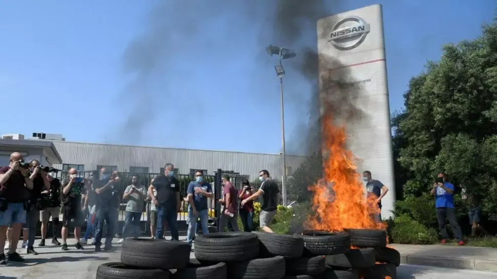 Proteste la Barcelona ca urmare a închiderii fabricii Nissan. 2.800 de oameni vor fi disponibilizați