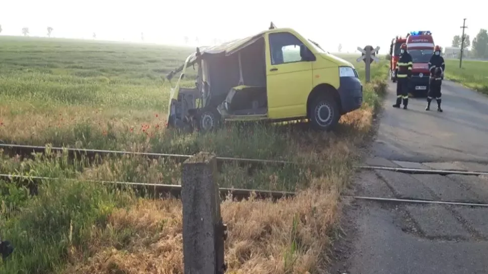 Accident feroviar în Olt. Autoutilitară lovită de un tren de pasageri