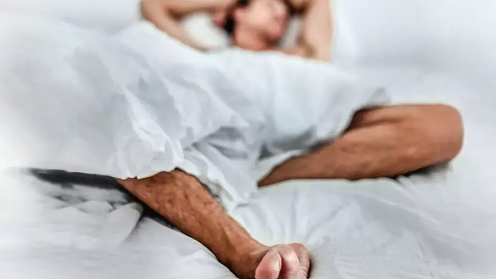 Şi-a găsit soţul în pat, în toiul zilei. Când a dat aşternutul la o parte, a împietrit! A plâns...