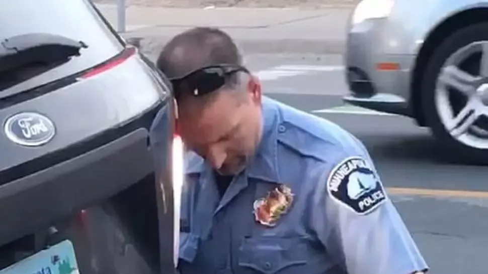 ACUZAT DE OMOR, polițistul implicat în moartea violentă a bărbatului de culoare din Minnesota a fost ARESTAT
