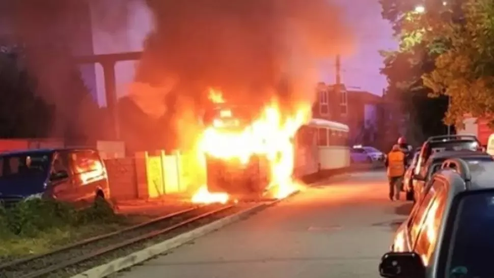 Panică în Arad! Un tramvai cu călători a luat foc în mers