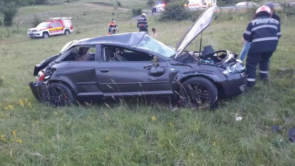 Accident în Cluj! Două persoane rănite după ce s-au răsturnat cu maşina pe câmp