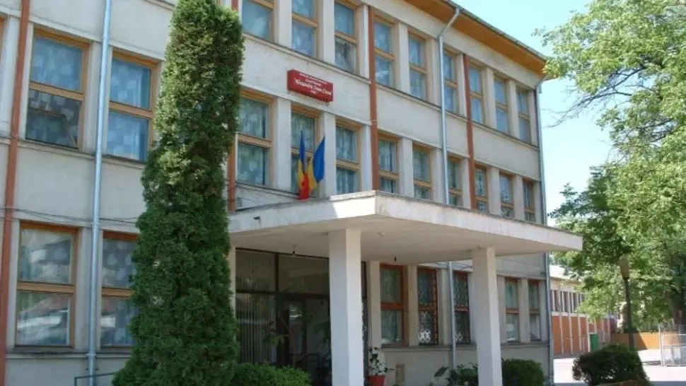 Situația devină critică! Încă două persoane infectate cu COVID-19 în școlile ieșene