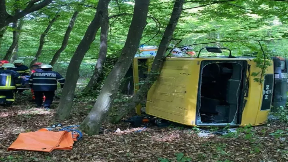 FOTO/ Un bărbat a fost grav rănit după ce s-a răsturnat cu camionul în județul Cluj