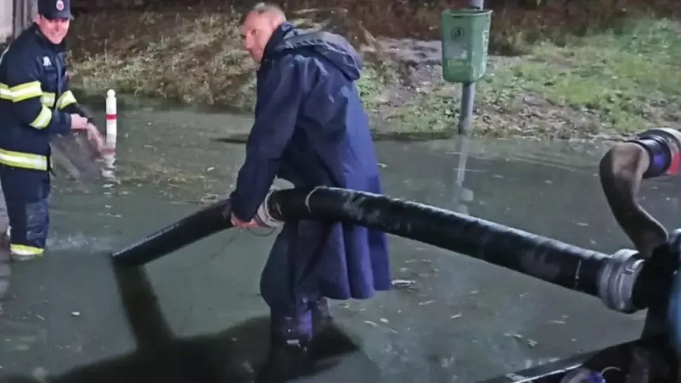Femeie însărcinată, salvată dintr-o mașină blocată într-un pasaj inundat din Arad