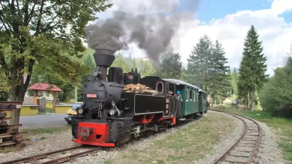 Un nou incident feroviar! O mocăniţă cu peste 150 de turişti a deraiat, în Maramureş