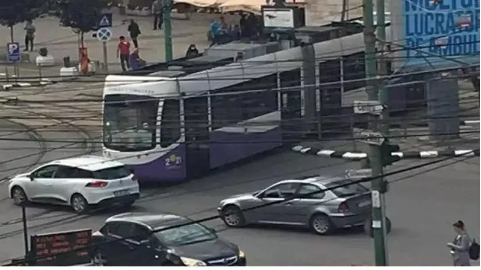 VIDEO/ Tramvai deraiat, la un pas să intre în peretele Gării de Nord din Timișoara