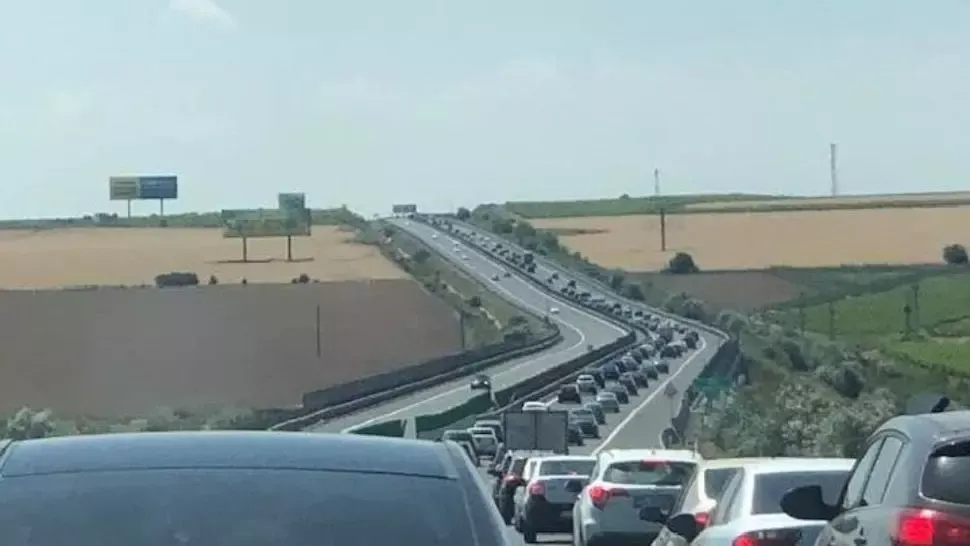 Aglomerație pe Autostrada Soarelui: se circulă în coloană pe sensul spre litoral