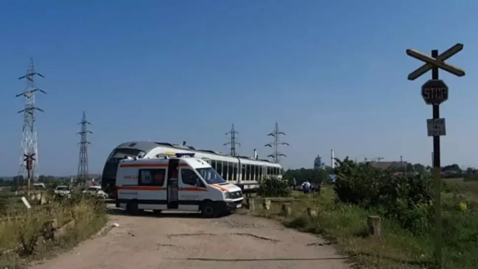 FOTO Femeie rănită după ce un tren de pasageri a lovit o mașină la Tulcea 