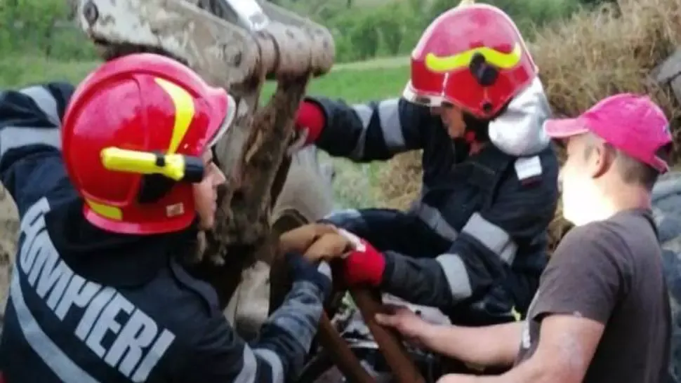 Imprudență fatală: doi bărbați din Bistrița au murit striviți de tractorul în care se aflau