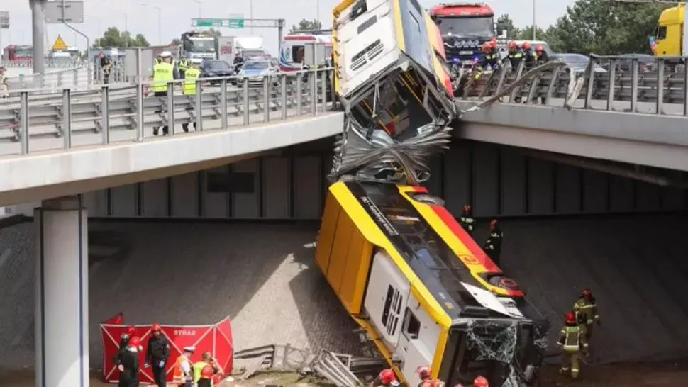 FOTO-VIDEO Accident GRAV în Polonia: un MORT și cel puțin 20 de RĂNIȚI după ce un autobuz a alunecat de pe un pod 