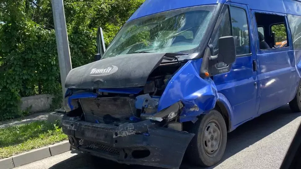 Accident grav, pe DN 1. Impact violent cu o dubă