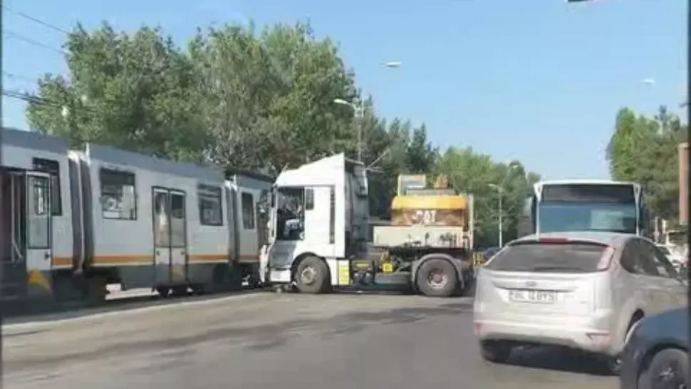 FOTO Accident pe linia tramvaiului 41: un TIR a lovit în plin un tramvai