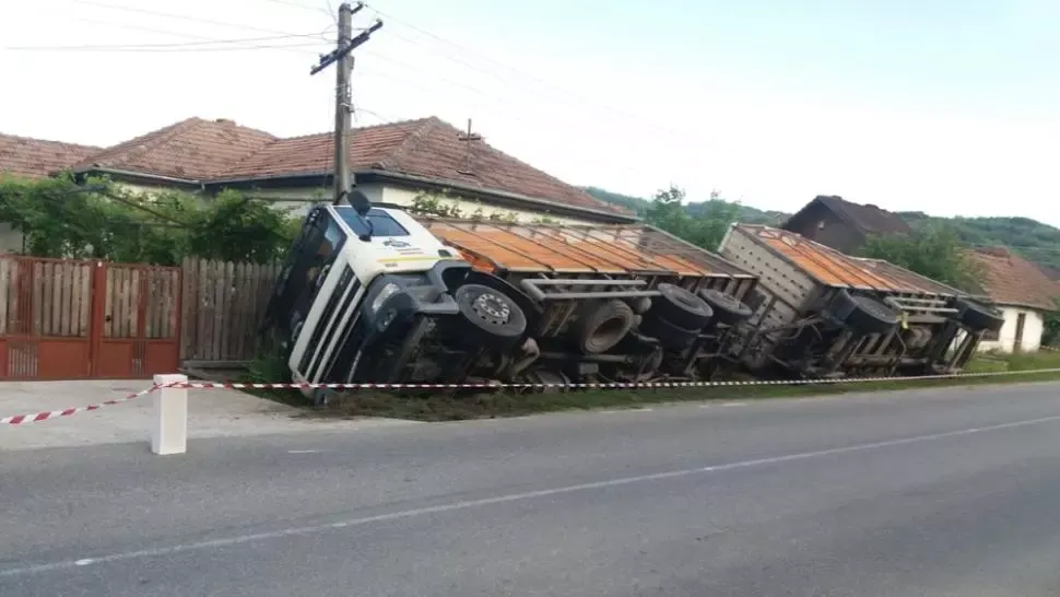 Video / Un camion plin cu păsări s-a răsturnat la Poienarii de Argeș