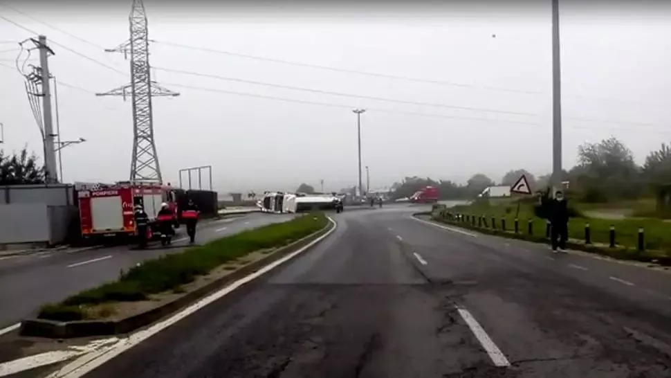VIDEO - O cisternă încărcată cu combustibil s-a răsturnat, pe A1. Cozi kilometrice la intrarea în Pitești