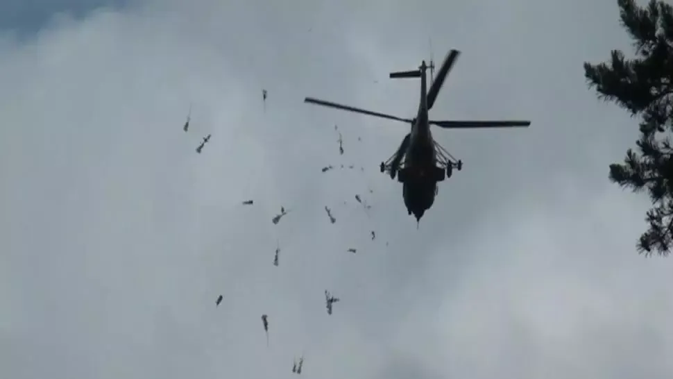 VIDEO/ Trei elicoptere militare au lansat flori deasupra Spitalului Județean Suceava 
