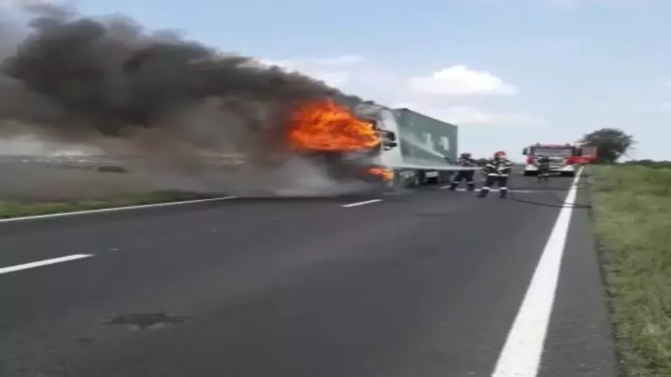 VIDEO/ TIR în flăcări pe DN22C, trafic blocat