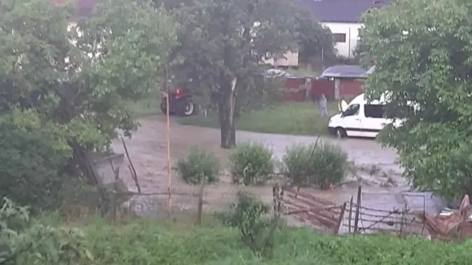 Cod portocaliu în 3 sferturi din țară: ploi, vijelii și inundații