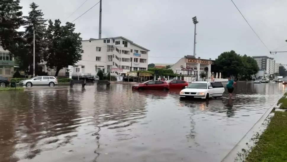 ALERTĂ METEO. România, sub un nou cod galben. Ploi și vijelii în toată țara până marți