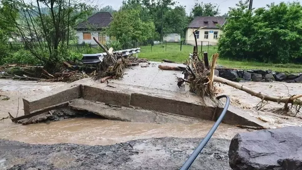 Risc major de INUNDAȚII în mai multe județe din țară. Avertismentul hidrologilor