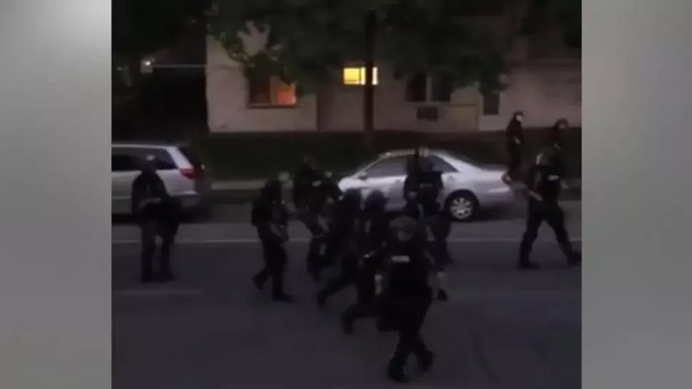 VIDEO PROTESTE ÎN SUA Polițiștii au tras cu gloanțe de cauciuc în oameni care-i filmau din propriile case