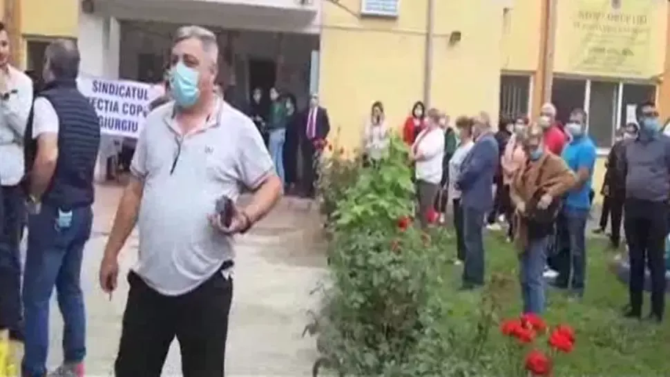 Protest în plină pandemie: Angajații DGASPC Giurgiu au ieșit în stradă. Află MOTIVELE