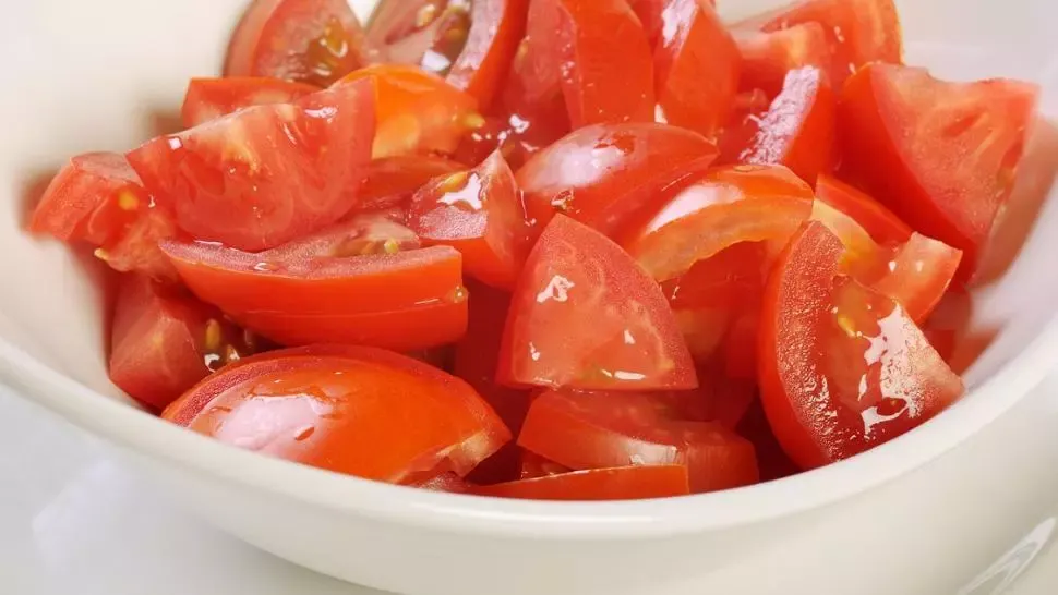 Acest ingredient adăugat în salata de roşii îi va schimba complet gustul! Cine s-ar fi gândit?