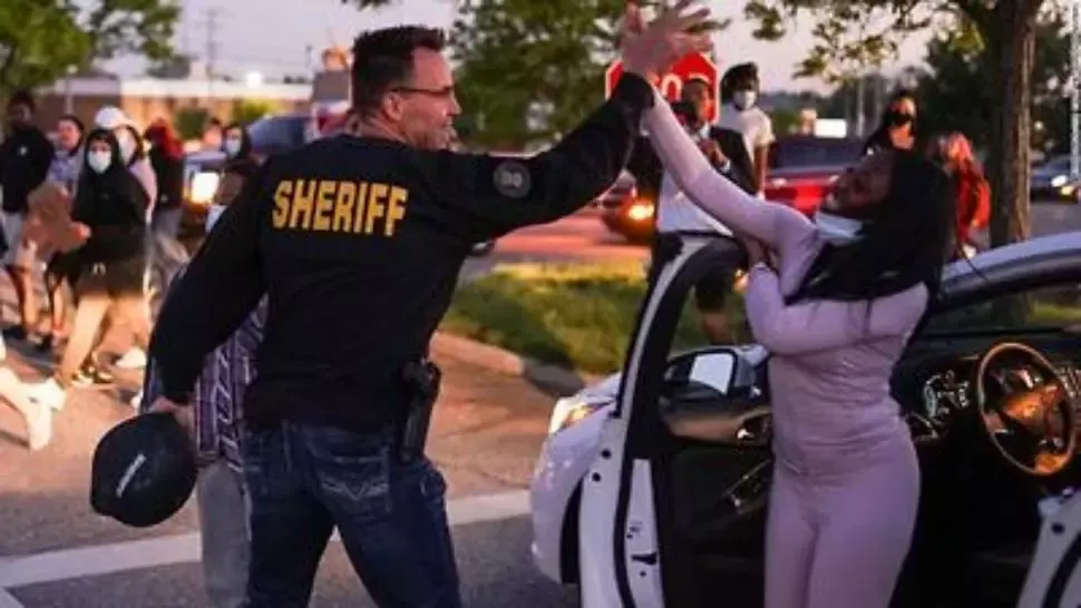 VIDEO Un șerif american, alături de protestatari după moartea lui George Floyd