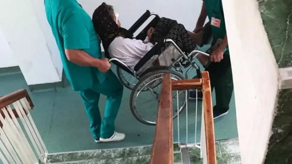 Imaginile groazei la spital: pacienți cărați pe tărgi improvizate, rugină, mizerie - VIDEO
