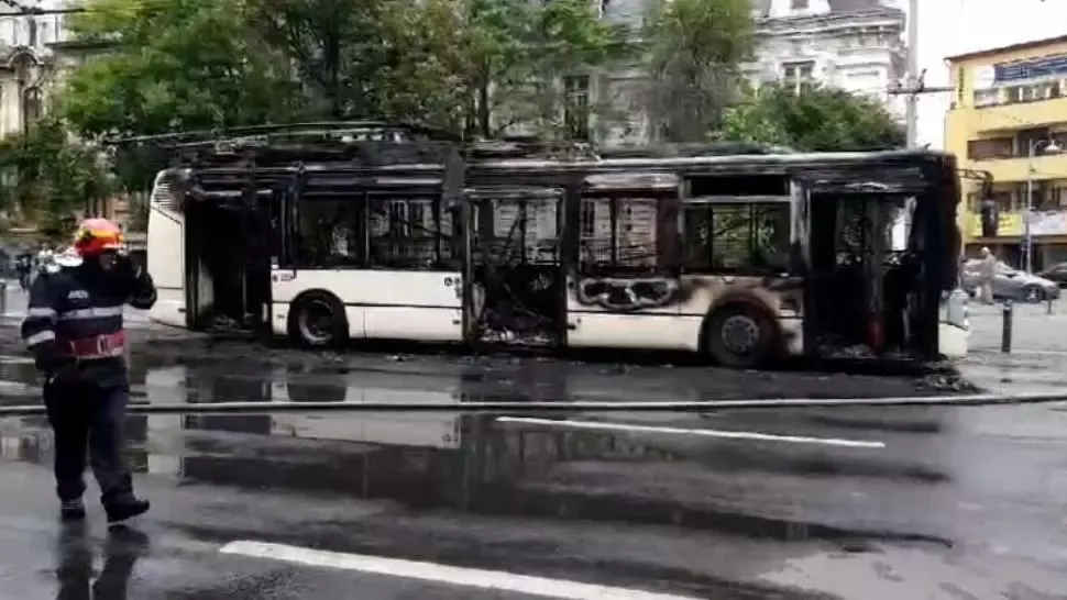Incident șocant, în Capitală: un troleibuz cu călători a luat foc în mers