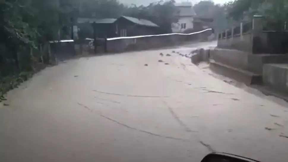 Suceava, sub ape - Inundațiile au blocat circulația ore bune, în mai multe localități