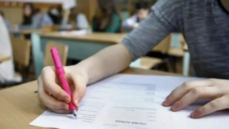 Metoda ULUITOARE prin care o candidată de 45 de ani a încercat să copieze la examenul de Bacalaureat