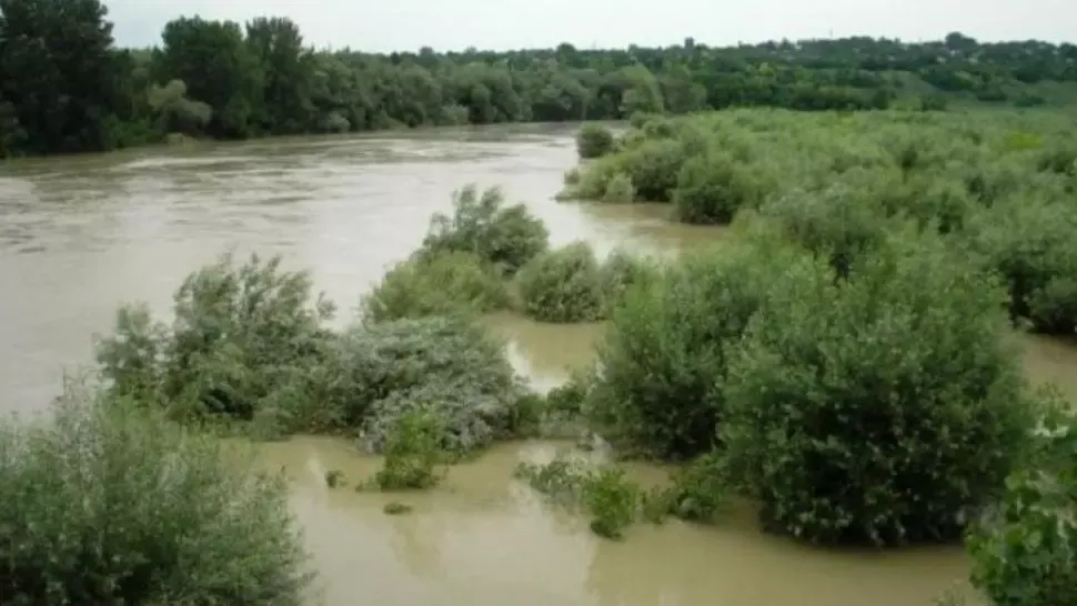 VIDEO Situație dramatică pentru botoșăneni! Prutul a depășit cota de inundație cu 170 de centimetri
