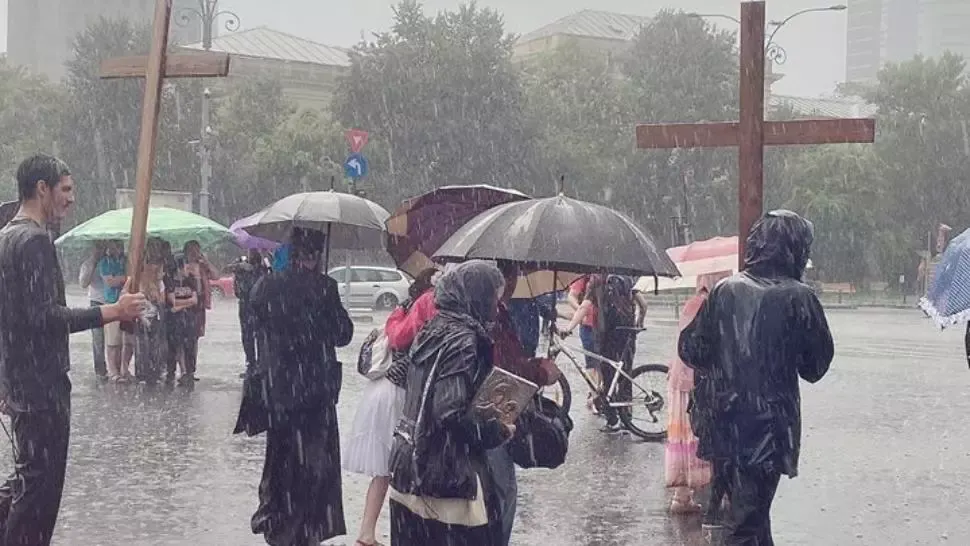 Protest anti-carantină la Guvern: Manifestantii au scandat „Jos nazismul” și „Libertate, libertate”