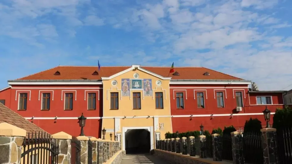 Petrecere cu manele lângă zidurile uneia dintre cele mai mari închisori din România (VIDEO) 