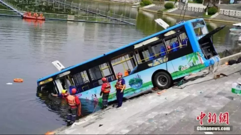 Ipoteză ȘOCANTĂ a poliției: Accidentul din China soldat cu 21 de morți, provocat INTENȚIONAT de șoferul autobuzului
