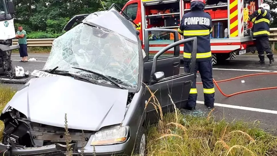 Accident teribil în vestul țării: doi bărbați au murit, două fete sunt grav rănite