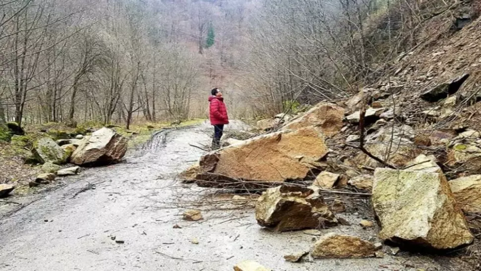 Trafic rutier complet blocat pe Clisura Dunării, după căderi masive de stânci de pe versanți