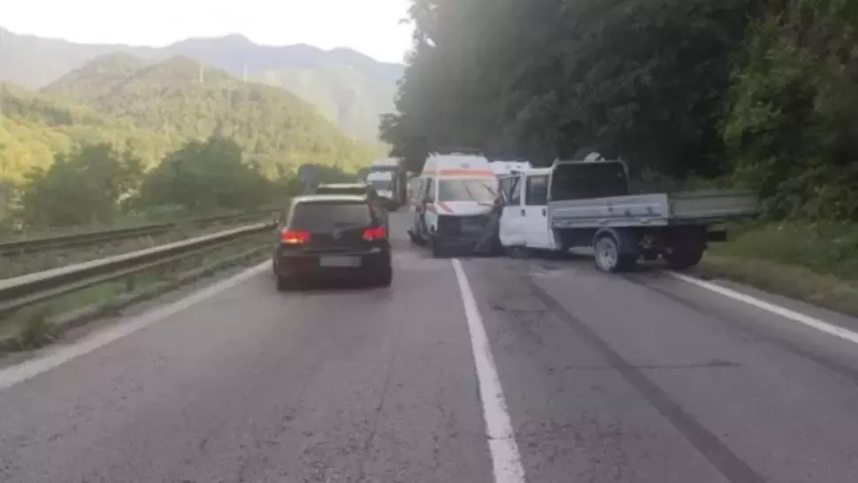 VIDEO | Carambol pe Valea Oltului. Cinci autoturisme și trei camioane au fost implicate