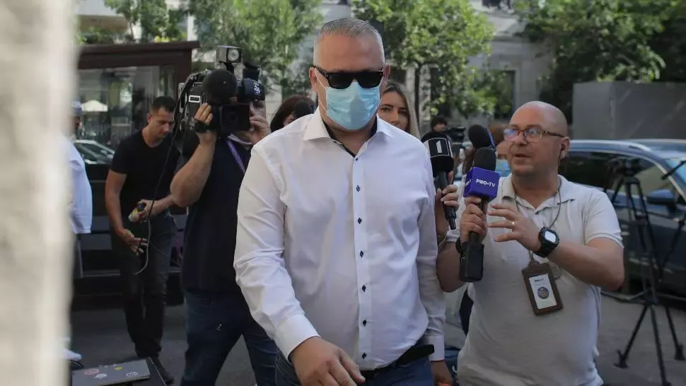 Șeful UNIFARM a plecat de la DNA în huiduieli! Adrian Ionel este acuzat că ar fi cerut mită 760.000 de euro pentru un contract de achiziții echipamente medicale