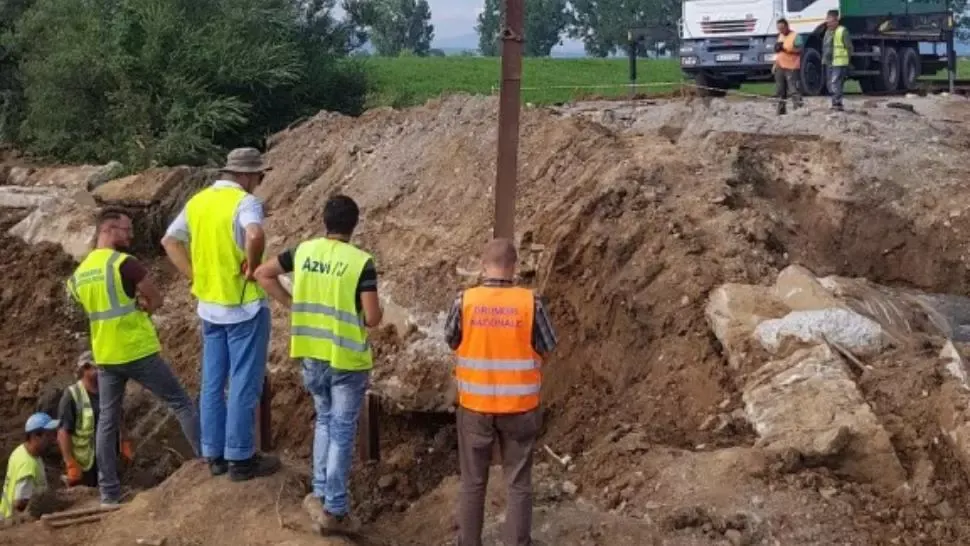 Trafic rutier complet BLOCAT la Bran, jud. Brașov, după ce s-a surpat un podeț