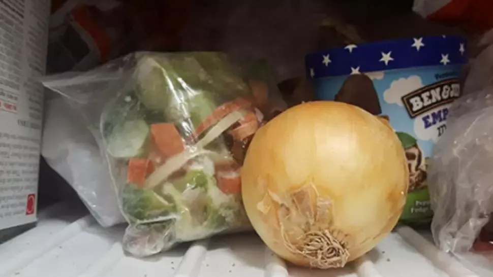 De ce este bine să pui ceapa la congelator. Te vei folosi mereu de acest truc