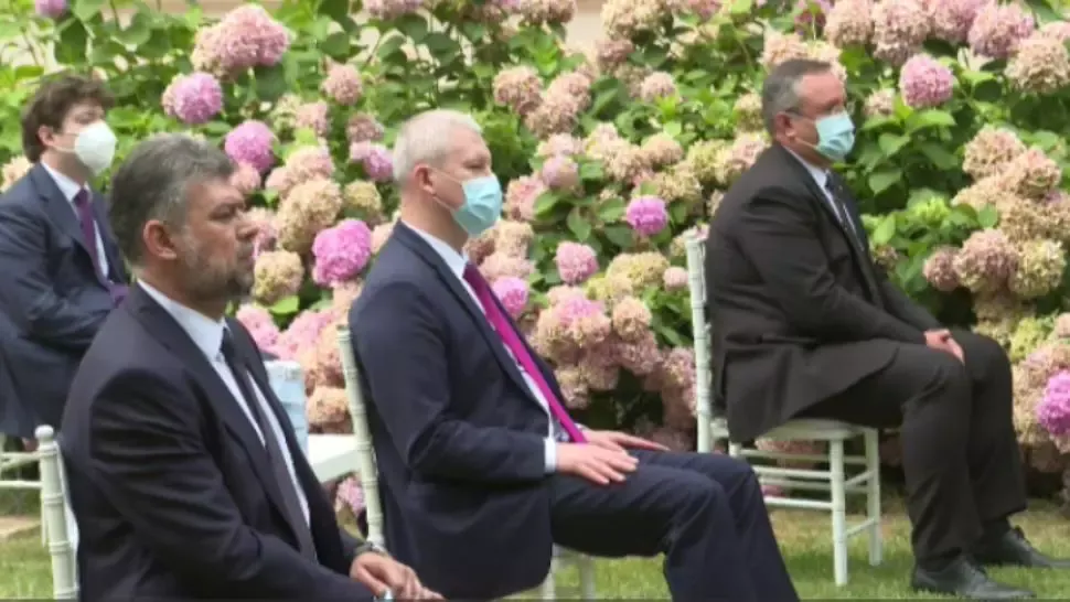 Liderul interimar al PSD, Marcel Ciolacu, SINGURUL invitat fără mască la recepția de la Ambasada Franței