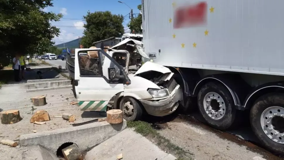 FOTO/  O mașină a intrat sub un TIR, în Urișor, județul Cluj