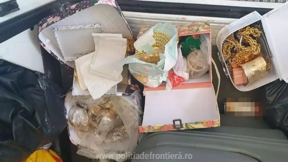 FOTO/ Captură impresionantă la granița cu Bulgaria: 2 kilograme de bijuterii, ascunse în cabina unui microbuz
