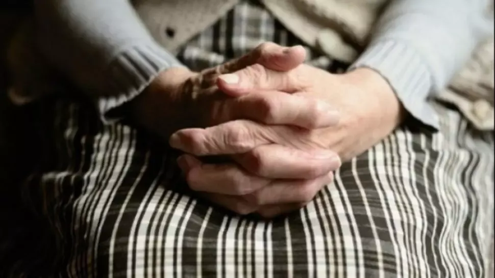 Bătrână de 90 de ani, păgubită cu 24.000 de lei prin metoda ACCIDENTUL