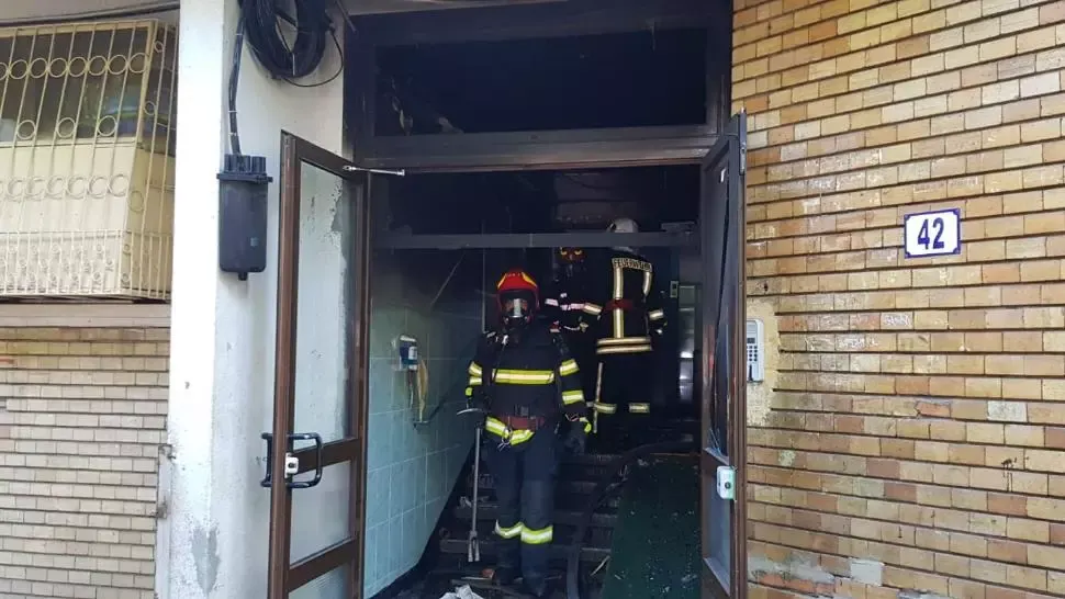 Explozie puternică într-un apartament din Găești. O persoană, transportată de urgență la spital